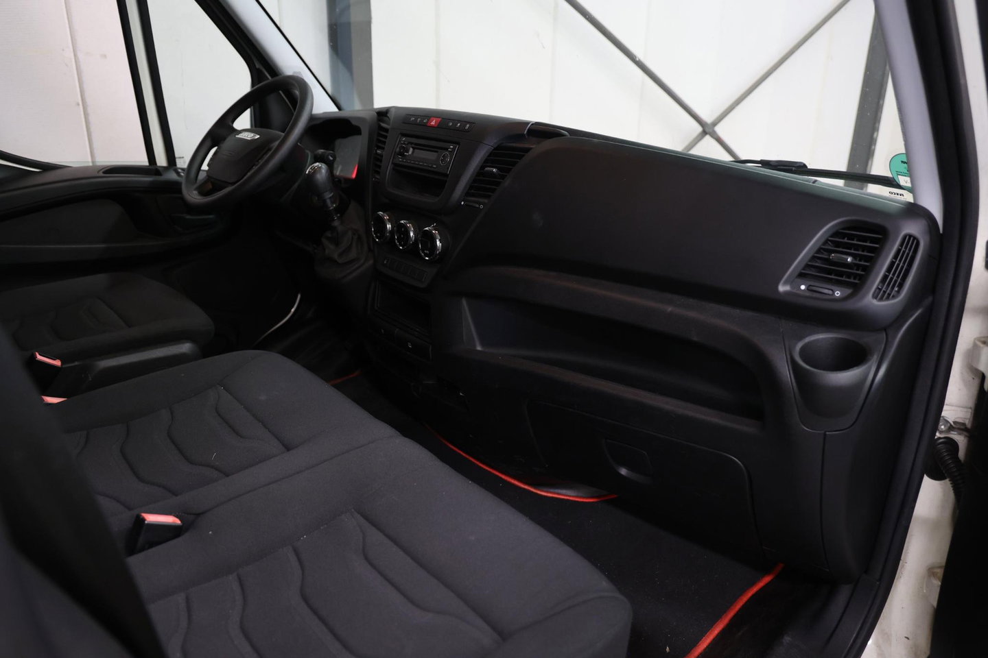 Iveco Daily 40C15V 3.0 BAKWAGEN MET LAADKLEP EN TREKHAAK