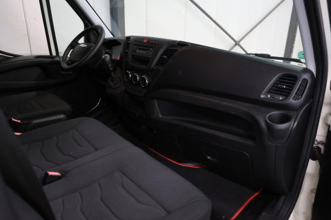 Iveco Daily 40C15V 3.0 BAKWAGEN MET LAADKLEP EN TREKHAAK