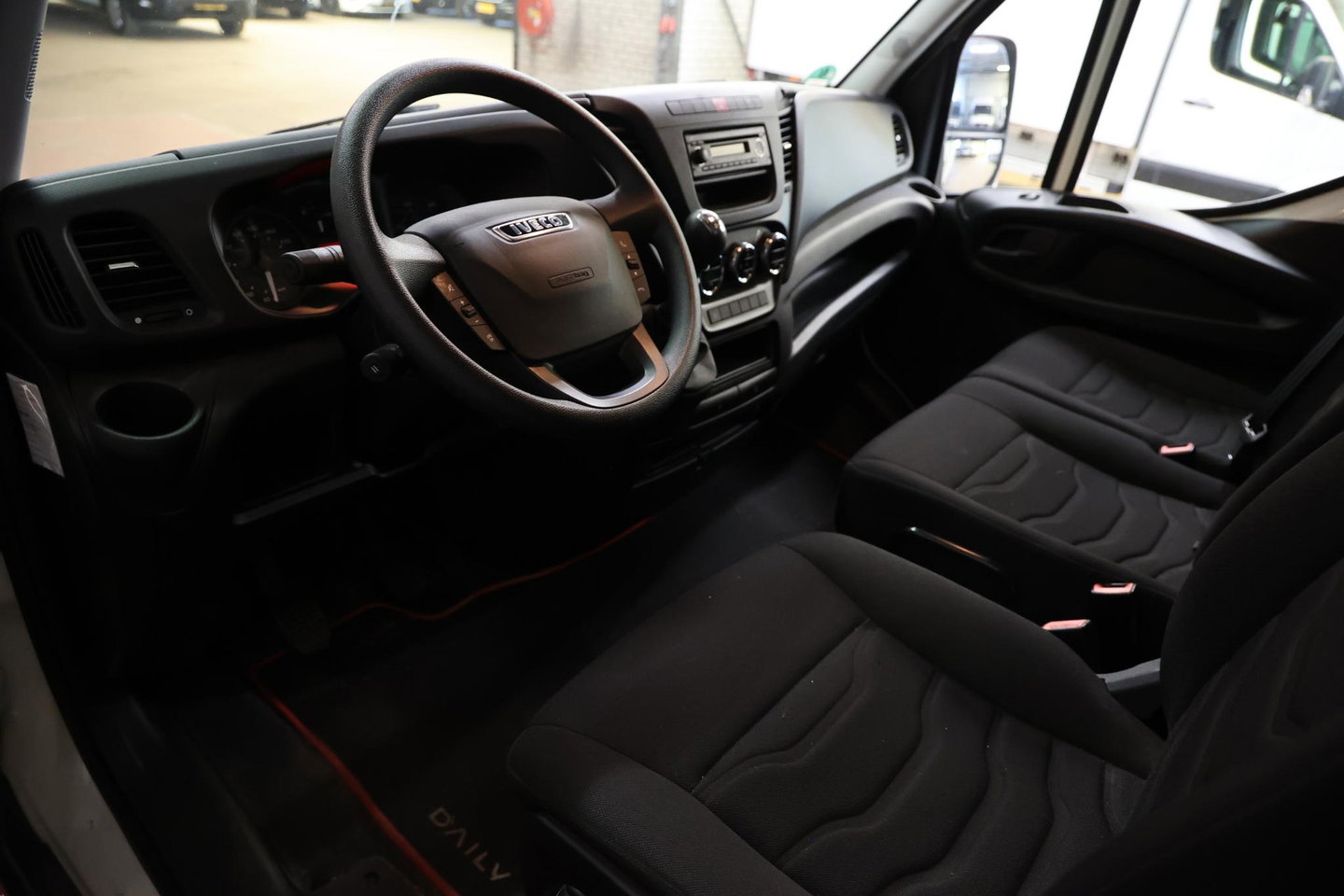 Iveco Daily 40C15V 3.0 BAKWAGEN MET LAADKLEP EN TREKHAAK