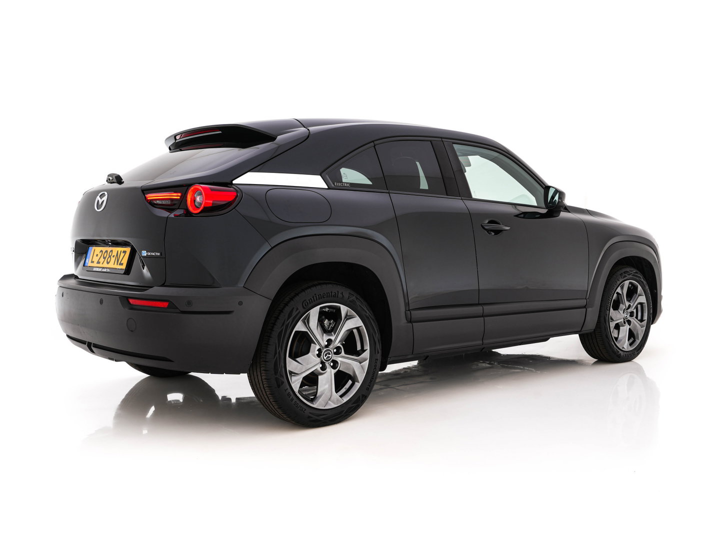 Mazda MX-30 e-SkyActiv 145 Luxury 36 kWh (INCL-BTW) *PANO | HEAD-UP | ADAPTIVE-CRUISE | BLIND-SPOT | FULL-LED | KEYLESS | TOP-VIEW | DAB+ | BOSE-AUDIO | NAVI-FULLMAP | DIGI-COCKPIT | HEATED-COMFORTSEATS | 18''ALU*