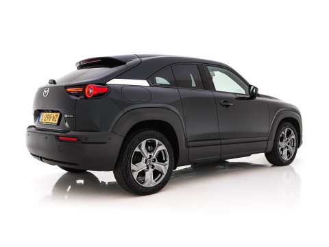 Mazda MX-30 e-SkyActiv 145 Luxury 36 kWh (INCL-BTW) *PANO | HEAD-UP | ADAPTIVE-CRUISE | BLIND-SPOT | FULL-LED | KEYLESS | TOP-VIEW | DAB+ | BOSE-AUDIO | NAVI-FULLMAP | DIGI-COCKPIT | HEATED-COMFORTSEATS | 18''ALU*