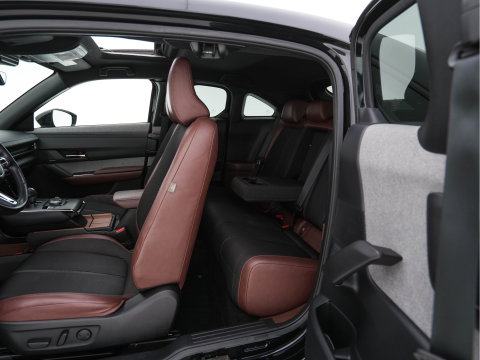 Mazda MX-30 e-SkyActiv 145 Luxury 36 kWh (INCL-BTW) *PANO | HEAD-UP | ADAPTIVE-CRUISE | BLIND-SPOT | FULL-LED | KEYLESS | TOP-VIEW | DAB+ | BOSE-AUDIO | NAVI-FULLMAP | DIGI-COCKPIT | HEATED-COMFORTSEATS | 18''ALU*