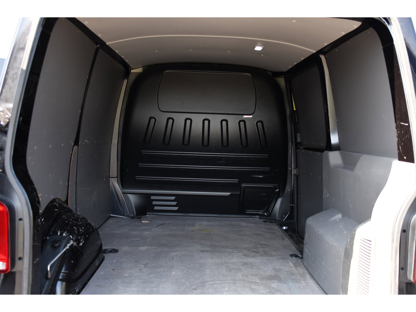 Volkswagen Transporter 2.0 TDI L1H1 30 Black Edition Cruise, Carplay, 150PK, Automaat, Standkachel, Stoelverwarming, Sensoren, Trekhaak