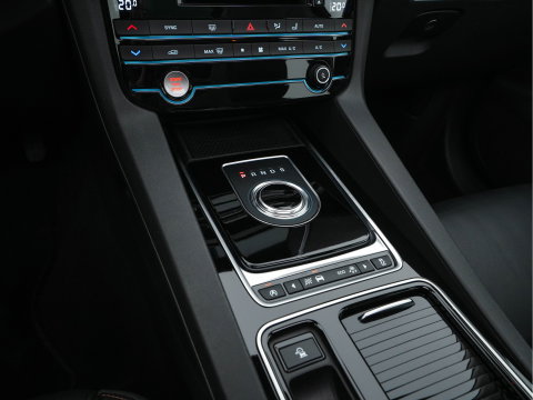 Jaguar F-Pace 2.0 Portfolio AWD 20d Aut. *PANO | LEATHER | XENON | DIGI-COCKPIT | KEYLESS | CAMERA | MERIDIAN-SOUND | HEATED-COMFORTSEATS | NAVI-FULLMAP | SHIFTPADDLES | ECC | PDC | CRUISE | 19''ALU*