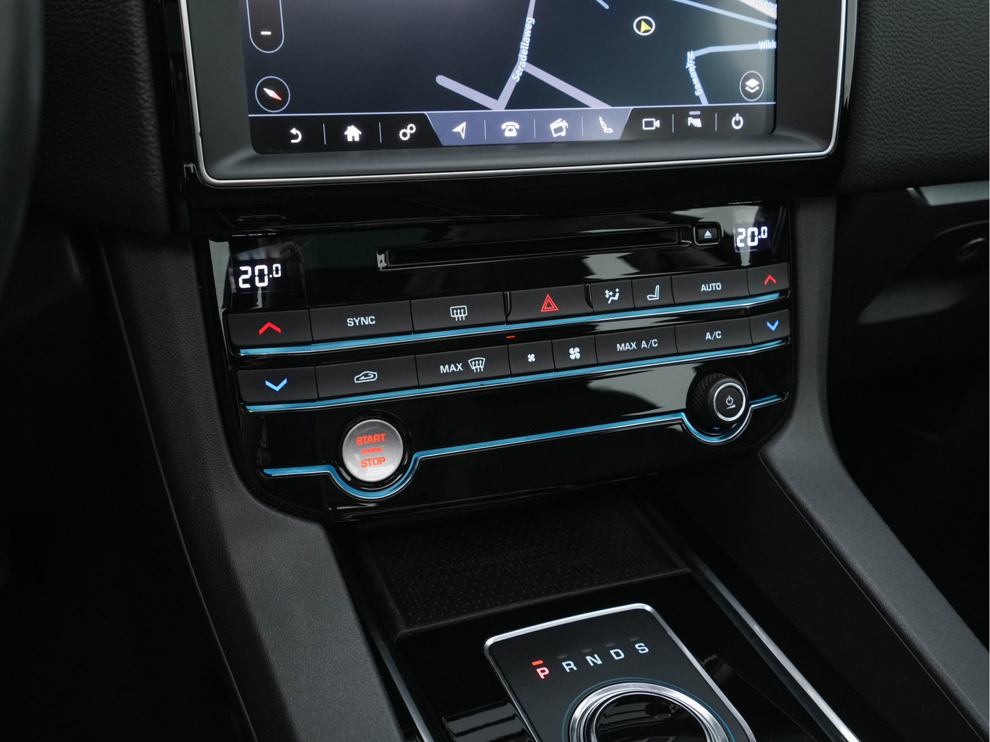 Jaguar F-Pace 2.0 Portfolio AWD 20d Aut. *PANO | LEATHER | XENON | DIGI-COCKPIT | KEYLESS | CAMERA | MERIDIAN-SOUND | HEATED-COMFORTSEATS | NAVI-FULLMAP | SHIFTPADDLES | ECC | PDC | CRUISE | 19''ALU*