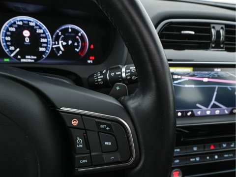 Jaguar F-Pace 2.0 Portfolio AWD 20d Aut. *PANO | LEATHER | XENON | DIGI-COCKPIT | KEYLESS | CAMERA | MERIDIAN-SOUND | HEATED-COMFORTSEATS | NAVI-FULLMAP | SHIFTPADDLES | ECC | PDC | CRUISE | 19''ALU*