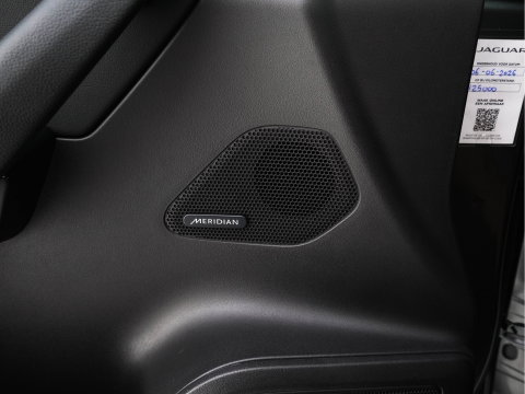 Jaguar F-Pace 2.0 Portfolio AWD 20d Aut. *PANO | LEATHER | XENON | DIGI-COCKPIT | KEYLESS | CAMERA | MERIDIAN-SOUND | HEATED-COMFORTSEATS | NAVI-FULLMAP | SHIFTPADDLES | ECC | PDC | CRUISE | 19''ALU*