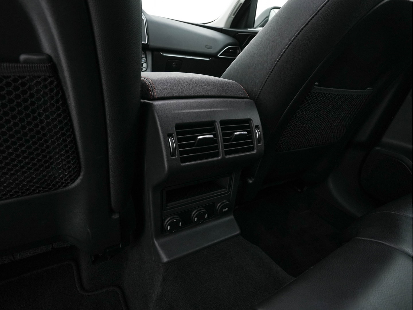 Jaguar F-Pace 2.0 Portfolio AWD 20d Aut. *PANO | LEATHER | XENON | DIGI-COCKPIT | KEYLESS | CAMERA | MERIDIAN-SOUND | HEATED-COMFORTSEATS | NAVI-FULLMAP | SHIFTPADDLES | ECC | PDC | CRUISE | 19''ALU*
