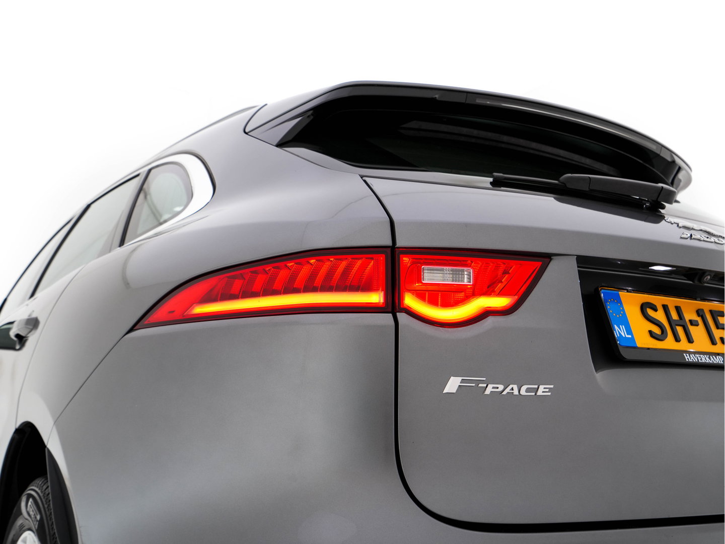 Jaguar F-Pace 2.0 Portfolio AWD 20d Aut. *PANO | LEATHER | XENON | DIGI-COCKPIT | KEYLESS | CAMERA | MERIDIAN-SOUND | HEATED-COMFORTSEATS | NAVI-FULLMAP | SHIFTPADDLES | ECC | PDC | CRUISE | 19''ALU*