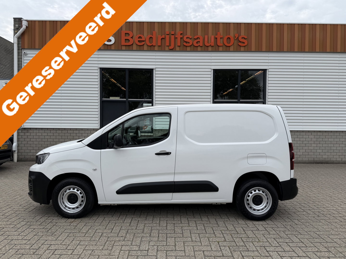 Peugeot Partner 1.2 PureTech Premium / benzine grijs kenteken / euro 6 / vaste prijs rijklaar € 11.750 ex btw / lease vanaf € 198 / airco / cruise / navi / raam in de schuifdeur / Apple Carplay Android auto