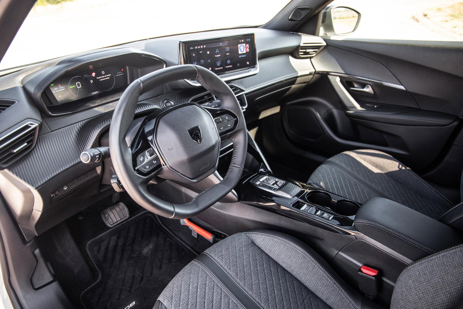 Peugeot e-2008 EV Allure 54 kWh ADAPTIVE CRUISE / CARPLAY / CAMERA / NAVI