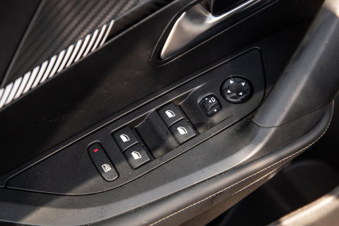 Peugeot e-2008 EV Allure 54 kWh ADAPTIVE CRUISE / CARPLAY / CAMERA / NAVI