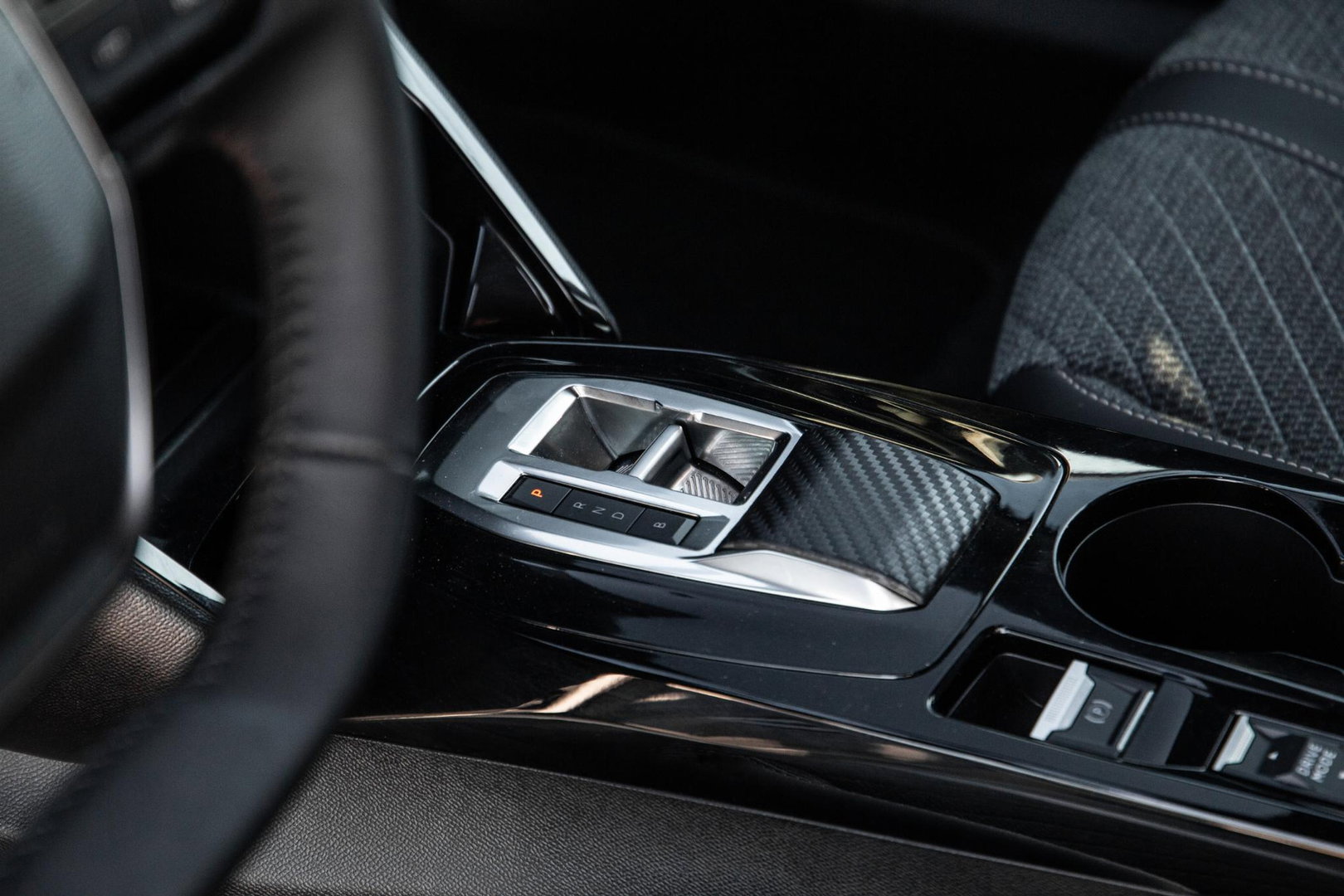 Peugeot e-2008 EV Allure 54 kWh ADAPTIVE CRUISE / CARPLAY / CAMERA / NAVI