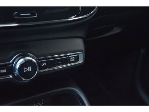 Volvo XC40 T4 Recharge R-Design | Adaptive Cruise | Stoel + Stuur Verwarmd | Dealer onderhouden | Memory |