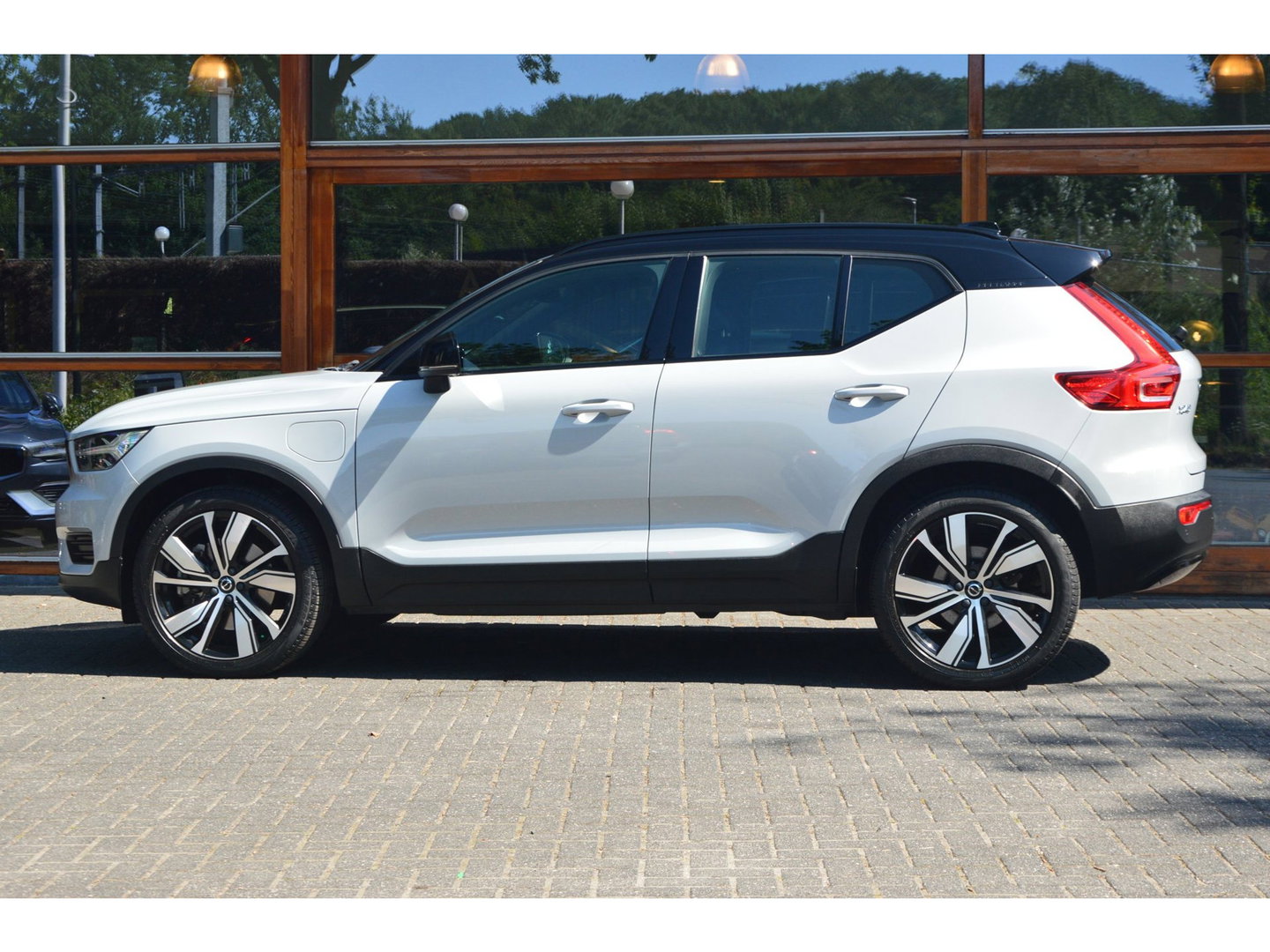 Volvo XC40 T4 Recharge R-Design | Adaptive Cruise | Stoel + Stuur Verwarmd | Dealer onderhouden | Memory |