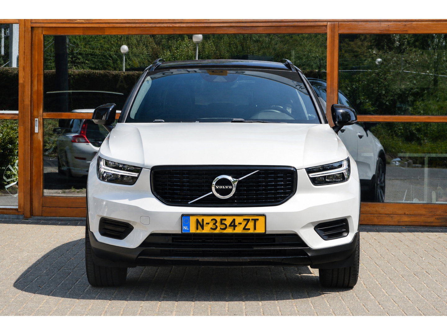 Volvo XC40 T4 Recharge R-Design | Adaptive Cruise | Stoel + Stuur Verwarmd | Dealer onderhouden | Memory |
