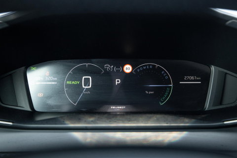 Peugeot e-2008 EV Allure 54 kWh ADAPTIVE CRUISE / CARPLAY / CAMERA / NAVI