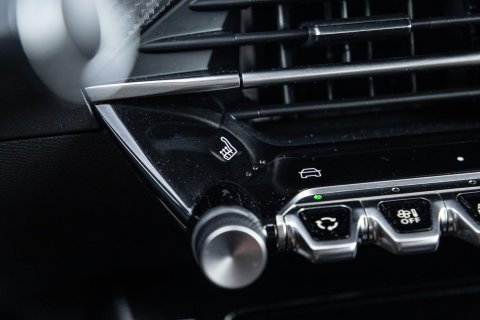Peugeot e-2008 EV Allure 54 kWh ADAPTIVE CRUISE / CARPLAY / CAMERA / NAVI