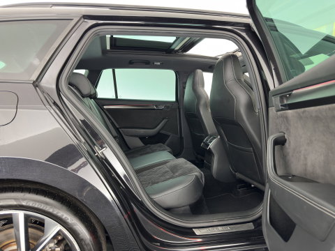 Škoda Superb Combi 1.4 TSI iV Sportline Business (Plug-in) (INCL-BTW) Aut. *PANO | LEATHER-ALCANTARA | FULL-LED | DIGI-COCKPIT | HEATED-SPORTSEATS | KEYLESS | DAB+ | NAVI-FULLMAP | PRIVACYGLASS | SHIFTPADDLES | AMBIENTLIGHT | CANTON-AUDIO | CRUISE |
