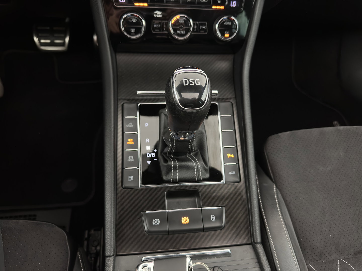 Škoda Superb Combi 1.4 TSI iV Sportline Business (Plug-in) (INCL-BTW) Aut. *PANO | LEATHER-ALCANTARA | FULL-LED | DIGI-COCKPIT | HEATED-SPORTSEATS | KEYLESS | DAB+ | NAVI-FULLMAP | PRIVACYGLASS | SHIFTPADDLES | AMBIENTLIGHT | CANTON-AUDIO | CRUISE |