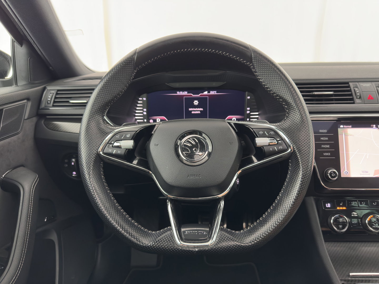 Škoda Superb Combi 1.4 TSI iV Sportline Business (Plug-in) (INCL-BTW) Aut. *PANO | LEATHER-ALCANTARA | FULL-LED | DIGI-COCKPIT | HEATED-SPORTSEATS | KEYLESS | DAB+ | NAVI-FULLMAP | PRIVACYGLASS | SHIFTPADDLES | AMBIENTLIGHT | CANTON-AUDIO | CRUISE |
