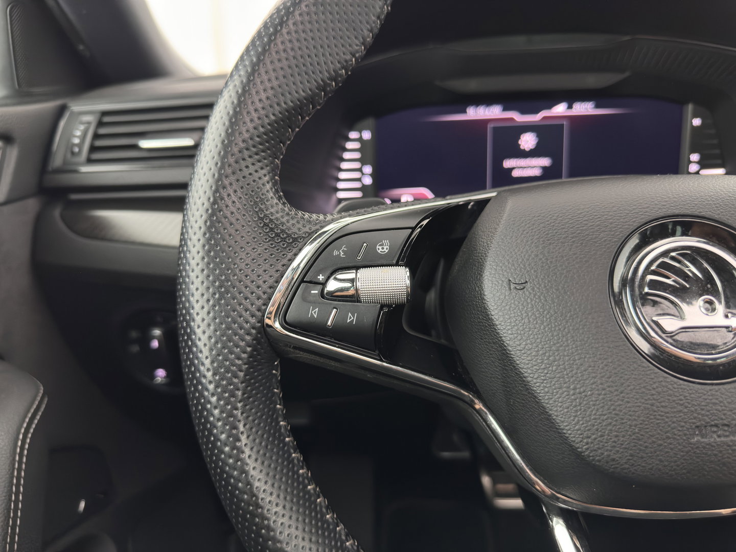 Škoda Superb Combi 1.4 TSI iV Sportline Business (Plug-in) (INCL-BTW) Aut. *PANO | LEATHER-ALCANTARA | FULL-LED | DIGI-COCKPIT | HEATED-SPORTSEATS | KEYLESS | DAB+ | NAVI-FULLMAP | PRIVACYGLASS | SHIFTPADDLES | AMBIENTLIGHT | CANTON-AUDIO | CRUISE |