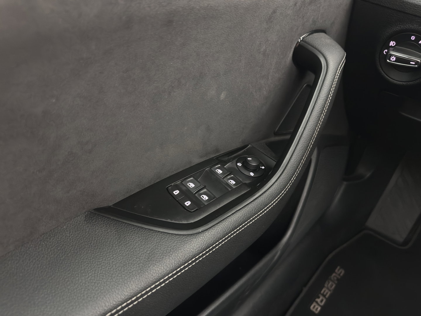 Škoda Superb Combi 1.4 TSI iV Sportline Business (Plug-in) (INCL-BTW) Aut. *PANO | LEATHER-ALCANTARA | FULL-LED | DIGI-COCKPIT | HEATED-SPORTSEATS | KEYLESS | DAB+ | NAVI-FULLMAP | PRIVACYGLASS | SHIFTPADDLES | AMBIENTLIGHT | CANTON-AUDIO | CRUISE |