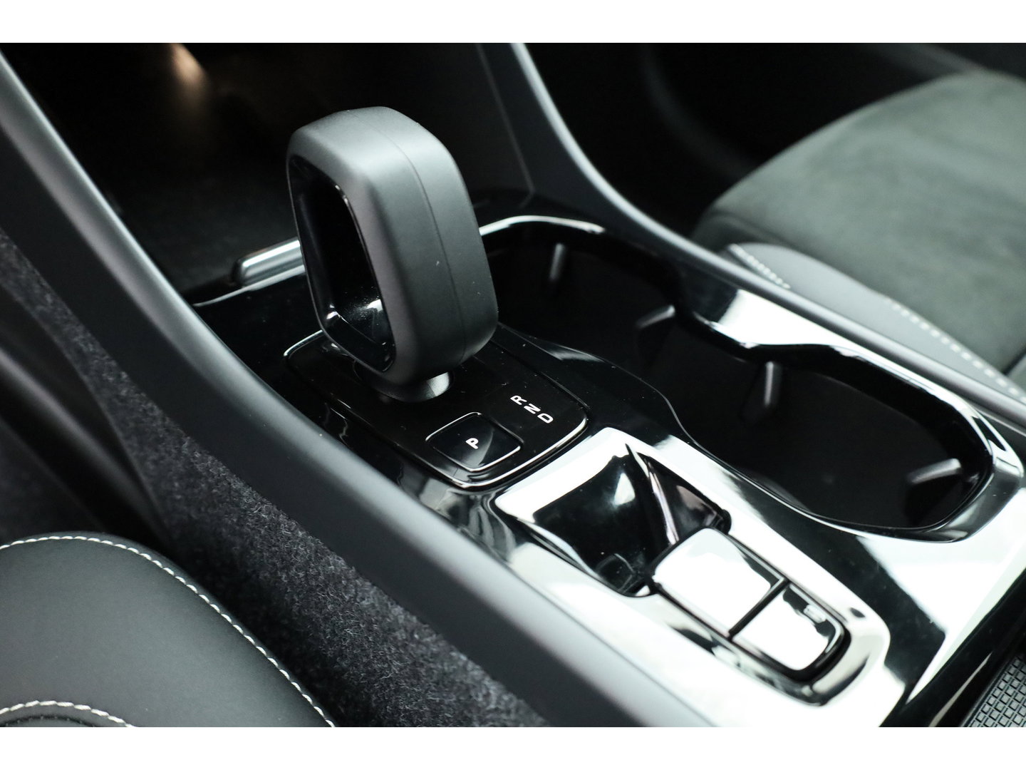 Volvo XC40 1.5 T5 Plug-in hybrid Ultimate Dark | Prijs rijklaar | Pano-dak | 360 camera | H&K Audio | Adap. cruise | Blis | Elek. Stoelen |