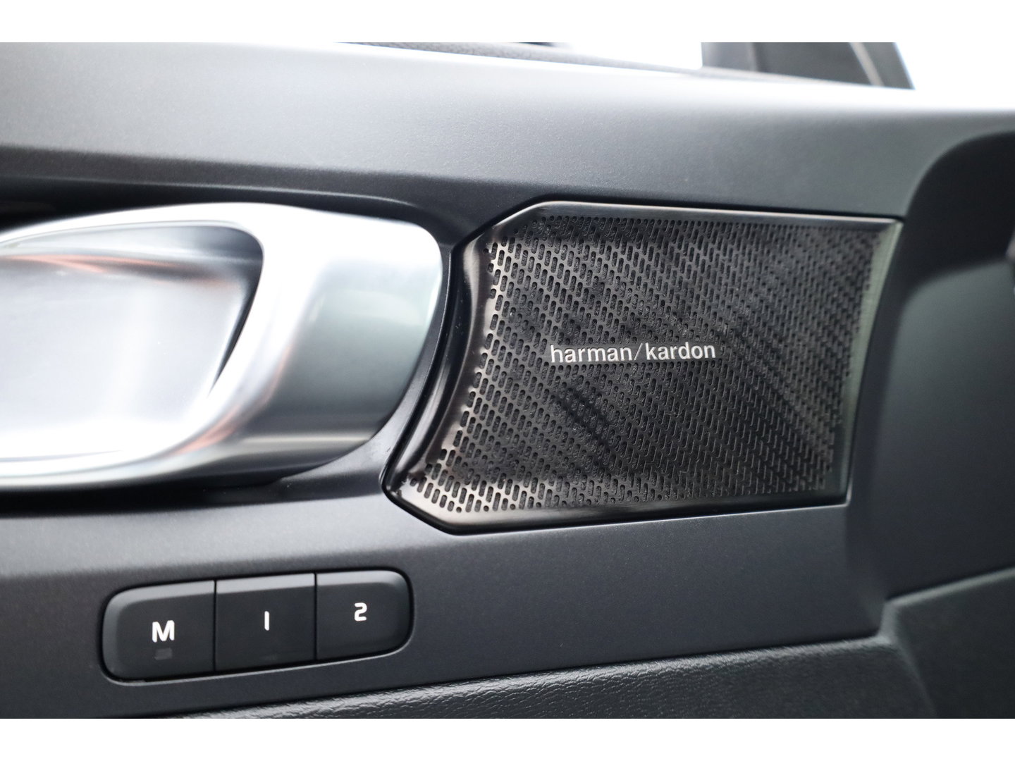 Volvo XC40 1.5 T5 Plug-in hybrid Ultimate Dark | Prijs rijklaar | Pano-dak | 360 camera | H&K Audio | Adap. cruise | Blis | Elek. Stoelen |
