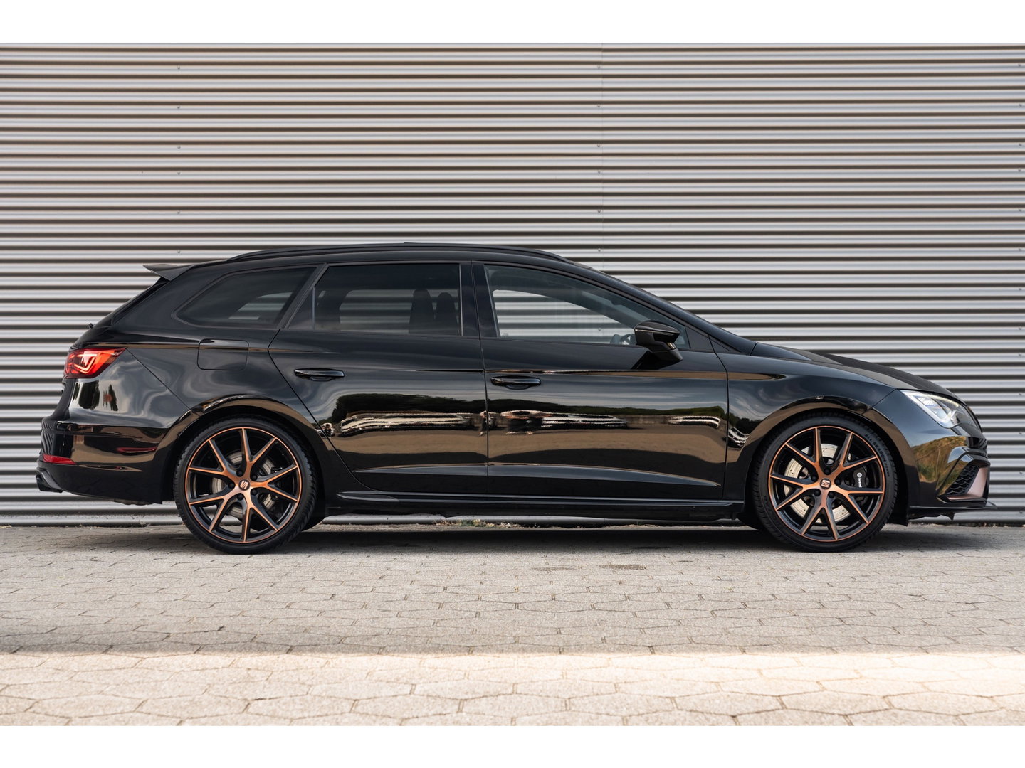 SEAT Leon ST 2.0 TSI CUPRA R 4DRIVE PANO CARBON BREMBO BEATS