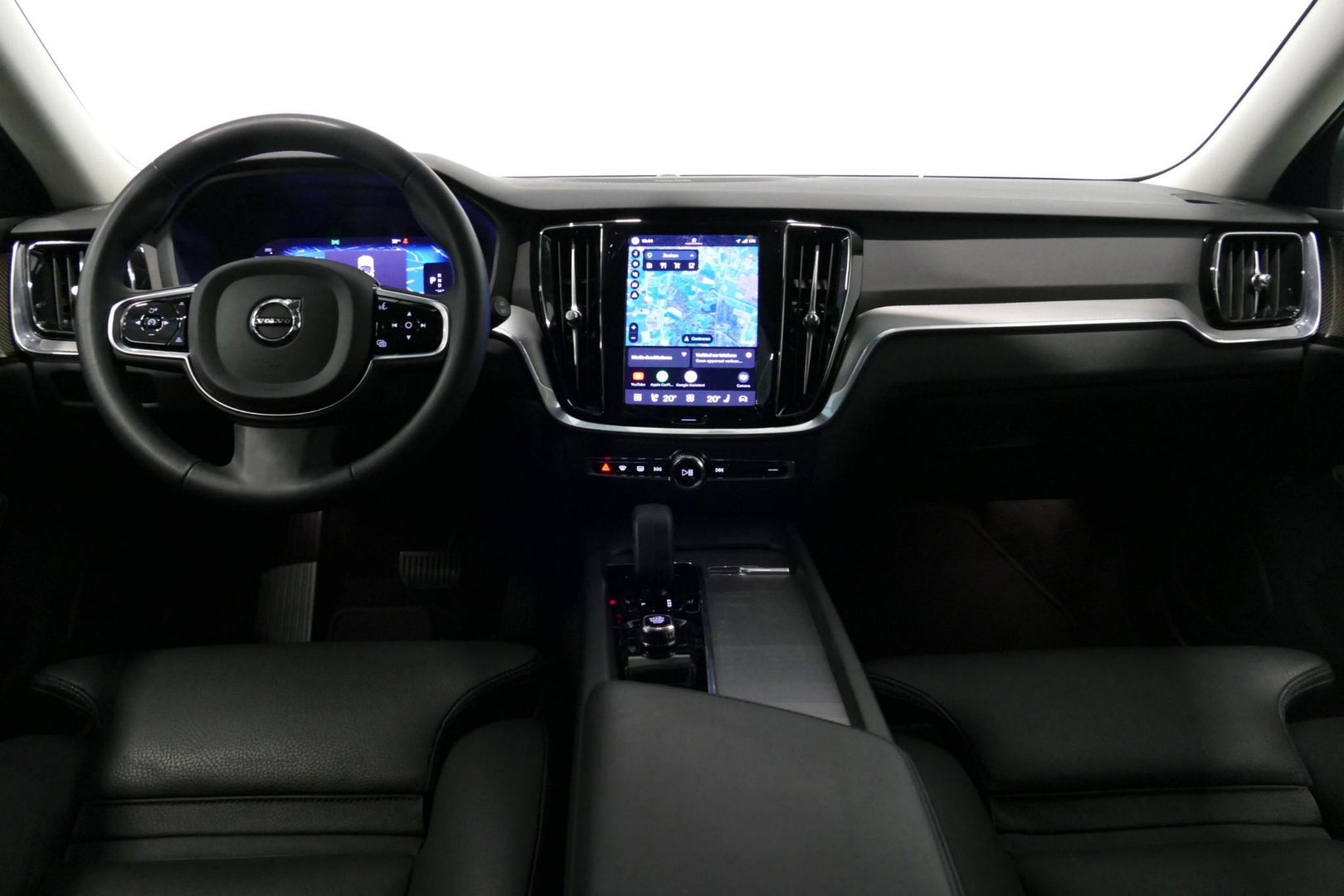 Volvo V60 2.0 B4 Plus Dark / Orig. Nederlands / Harman Kardon Sound System / Elektr. best. stoel + memory / Achteruitrijcamera / Stoelverwarming V + A / Apple Carplay - Android Auto / Elektr. wegklapbare trekhaak / Ambienteverlichting / Stuurwiel verwarming / Black