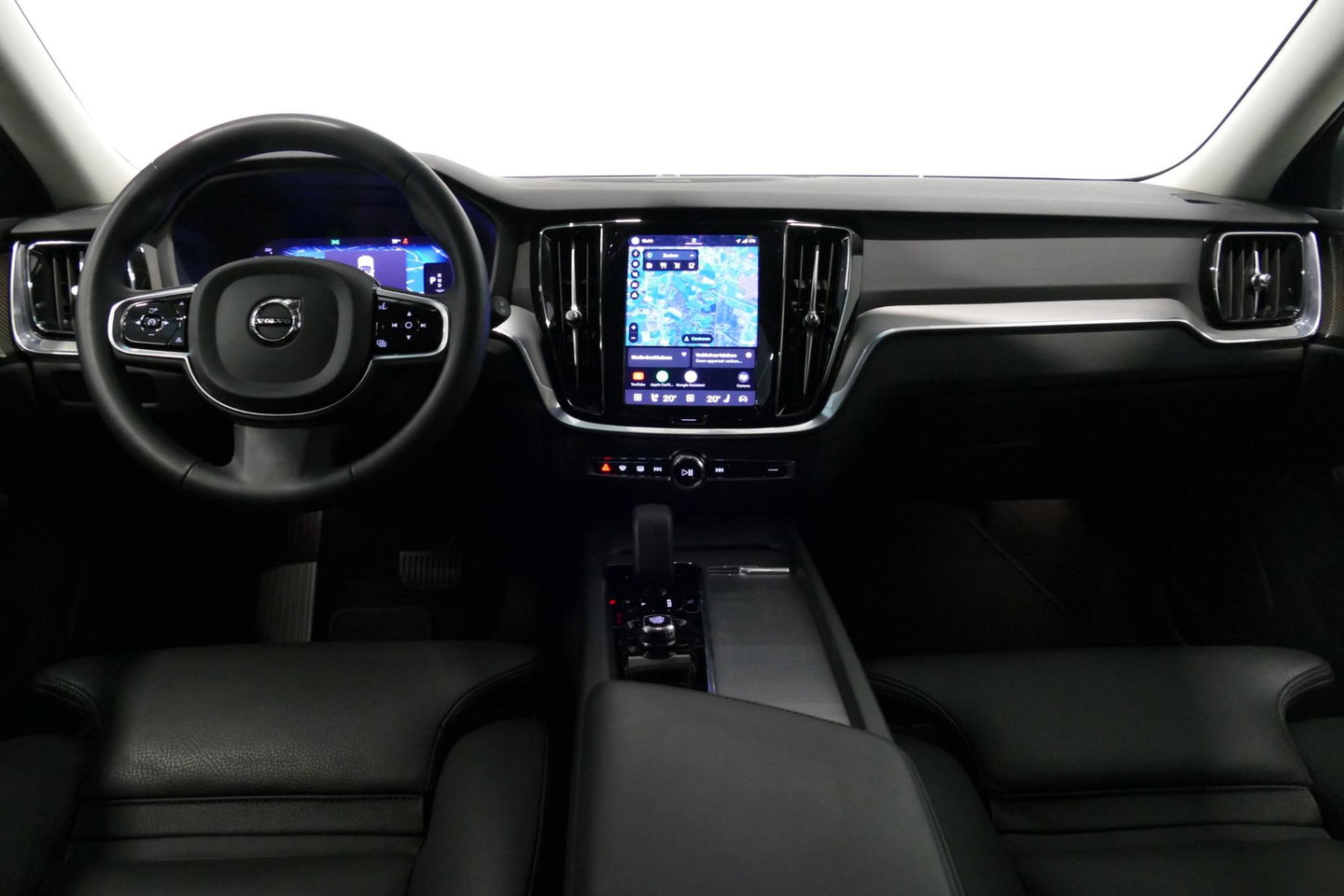 Volvo V60 2.0 B4 Plus Dark / Orig. Nederlands / Harman Kardon Sound System / Elektr. best. stoel + memory / Achteruitrijcamera / Stoelverwarming V + A / Apple Carplay - Android Auto / Elektr. wegklapbare trekhaak / Ambienteverlichting / Stuurwiel verwarming / Black