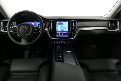 Volvo V60 2.0 B4 Plus Dark / Orig. Nederlands / Harman Kardon Sound System / Elektr. best. stoel + memory / Achteruitrijcamera / Stoelverwarming V + A / Apple Carplay - Android Auto / Elektr. wegklapbare trekhaak / Ambienteverlichting / Stuurwiel verwarming / Black