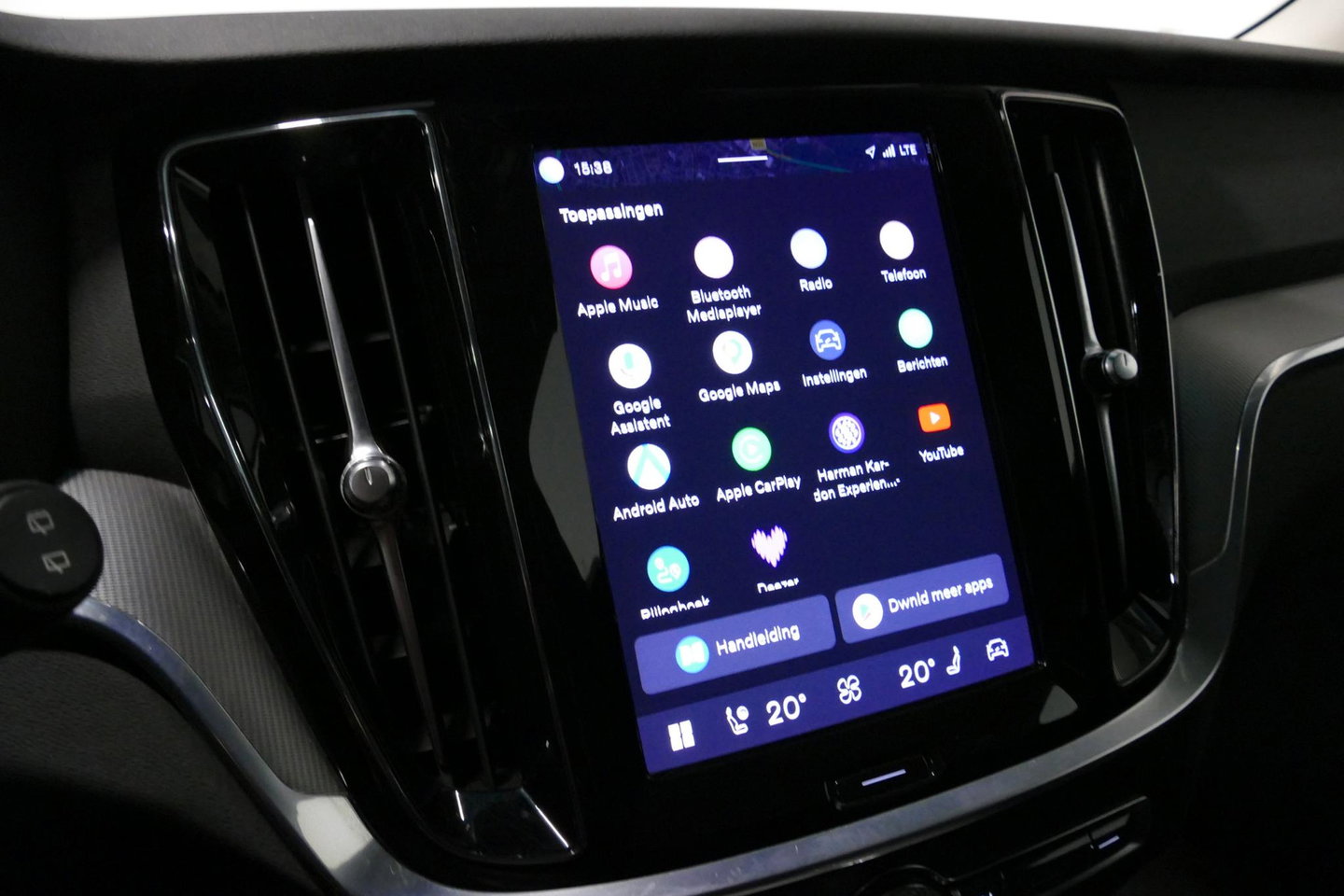 Volvo V60 2.0 B4 Plus Dark / Orig. Nederlands / Harman Kardon Sound System / Elektr. best. stoel + memory / Achteruitrijcamera / Stoelverwarming V + A / Apple Carplay - Android Auto / Elektr. wegklapbare trekhaak / Ambienteverlichting / Stuurwiel verwarming / Black
