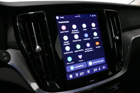 Volvo V60 2.0 B4 Plus Dark / Orig. Nederlands / Harman Kardon Sound System / Elektr. best. stoel + memory / Achteruitrijcamera / Stoelverwarming V + A / Apple Carplay - Android Auto / Elektr. wegklapbare trekhaak / Ambienteverlichting / Stuurwiel verwarming / Black