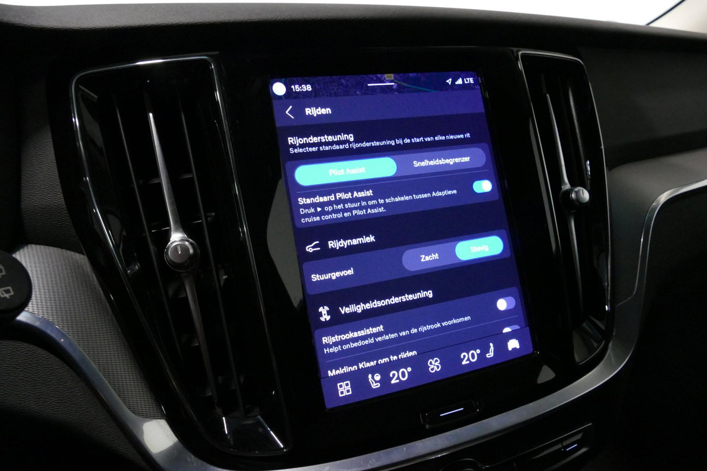 Volvo V60 2.0 B4 Plus Dark / Orig. Nederlands / Harman Kardon Sound System / Elektr. best. stoel + memory / Achteruitrijcamera / Stoelverwarming V + A / Apple Carplay - Android Auto / Elektr. wegklapbare trekhaak / Ambienteverlichting / Stuurwiel verwarming / Black