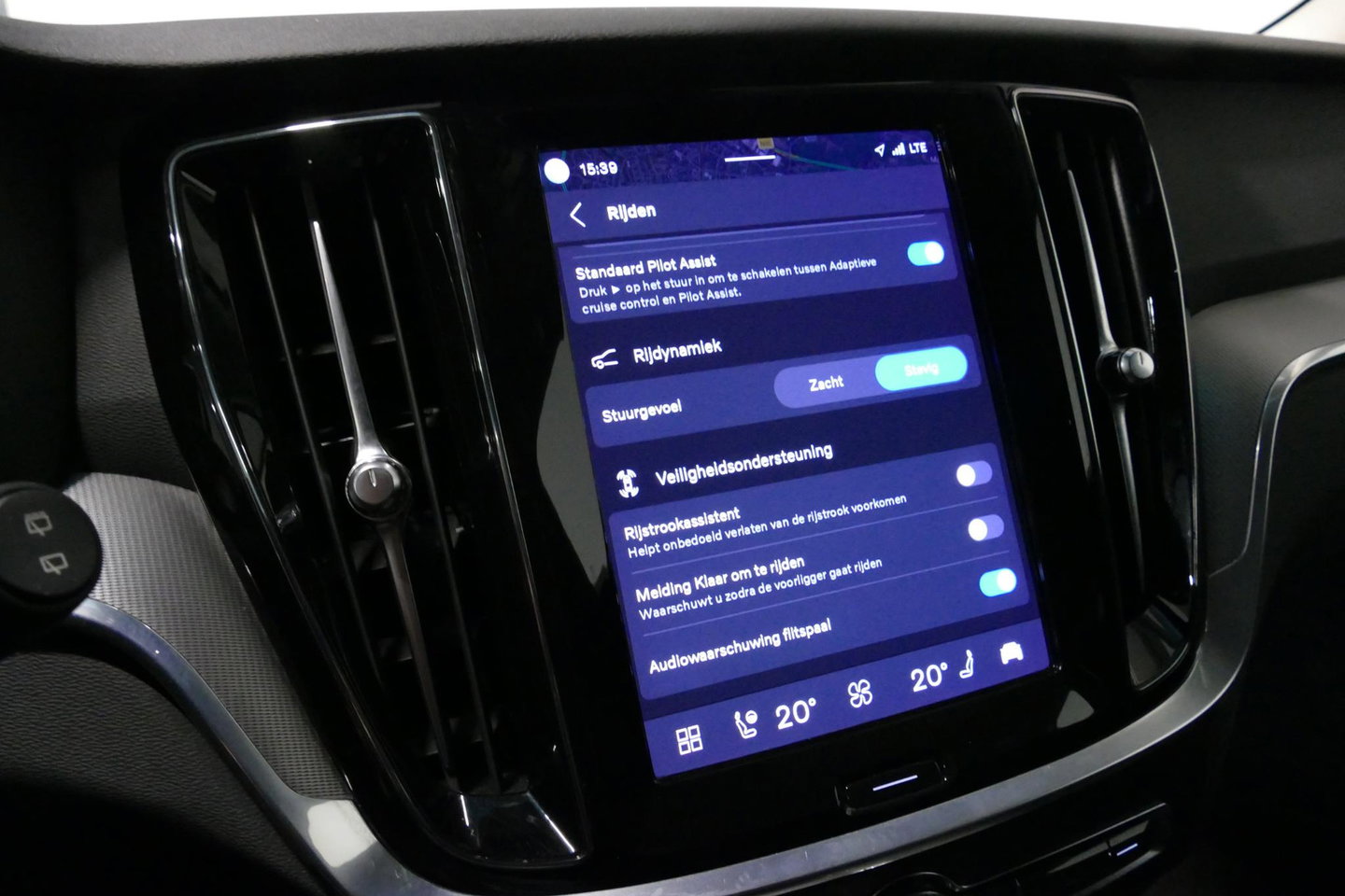 Volvo V60 2.0 B4 Plus Dark / Orig. Nederlands / Harman Kardon Sound System / Elektr. best. stoel + memory / Achteruitrijcamera / Stoelverwarming V + A / Apple Carplay - Android Auto / Elektr. wegklapbare trekhaak / Ambienteverlichting / Stuurwiel verwarming / Black