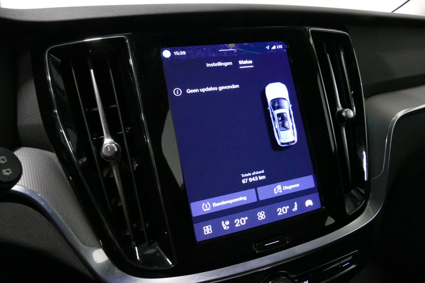 Volvo V60 2.0 B4 Plus Dark / Orig. Nederlands / Harman Kardon Sound System / Elektr. best. stoel + memory / Achteruitrijcamera / Stoelverwarming V + A / Apple Carplay - Android Auto / Elektr. wegklapbare trekhaak / Ambienteverlichting / Stuurwiel verwarming / Black