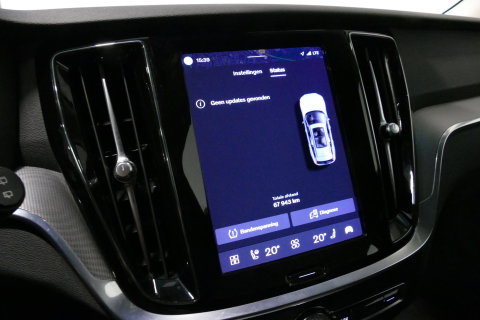 Volvo V60 2.0 B4 Plus Dark / Orig. Nederlands / Harman Kardon Sound System / Elektr. best. stoel + memory / Achteruitrijcamera / Stoelverwarming V + A / Apple Carplay - Android Auto / Elektr. wegklapbare trekhaak / Ambienteverlichting / Stuurwiel verwarming / Black