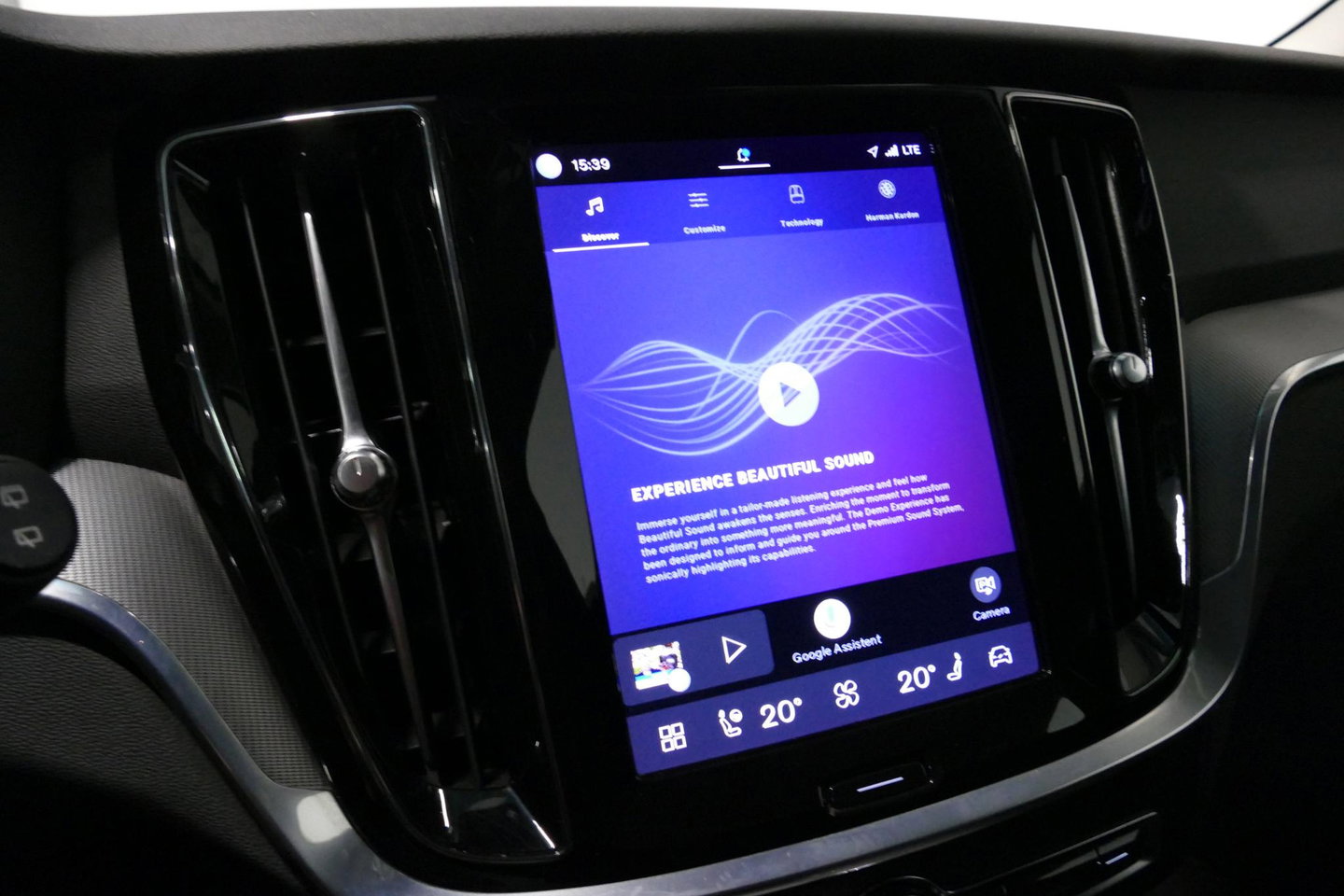 Volvo V60 2.0 B4 Plus Dark / Orig. Nederlands / Harman Kardon Sound System / Elektr. best. stoel + memory / Achteruitrijcamera / Stoelverwarming V + A / Apple Carplay - Android Auto / Elektr. wegklapbare trekhaak / Ambienteverlichting / Stuurwiel verwarming / Black