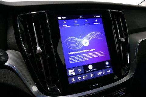 Volvo V60 2.0 B4 Plus Dark / Orig. Nederlands / Harman Kardon Sound System / Elektr. best. stoel + memory / Achteruitrijcamera / Stoelverwarming V + A / Apple Carplay - Android Auto / Elektr. wegklapbare trekhaak / Ambienteverlichting / Stuurwiel verwarming / Black