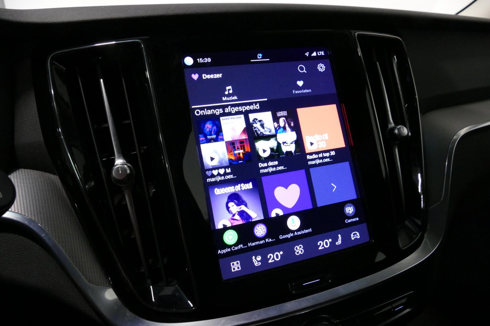 Volvo V60 2.0 B4 Plus Dark / Orig. Nederlands / Harman Kardon Sound System / Elektr. best. stoel + memory / Achteruitrijcamera / Stoelverwarming V + A / Apple Carplay - Android Auto / Elektr. wegklapbare trekhaak / Ambienteverlichting / Stuurwiel verwarming / Black