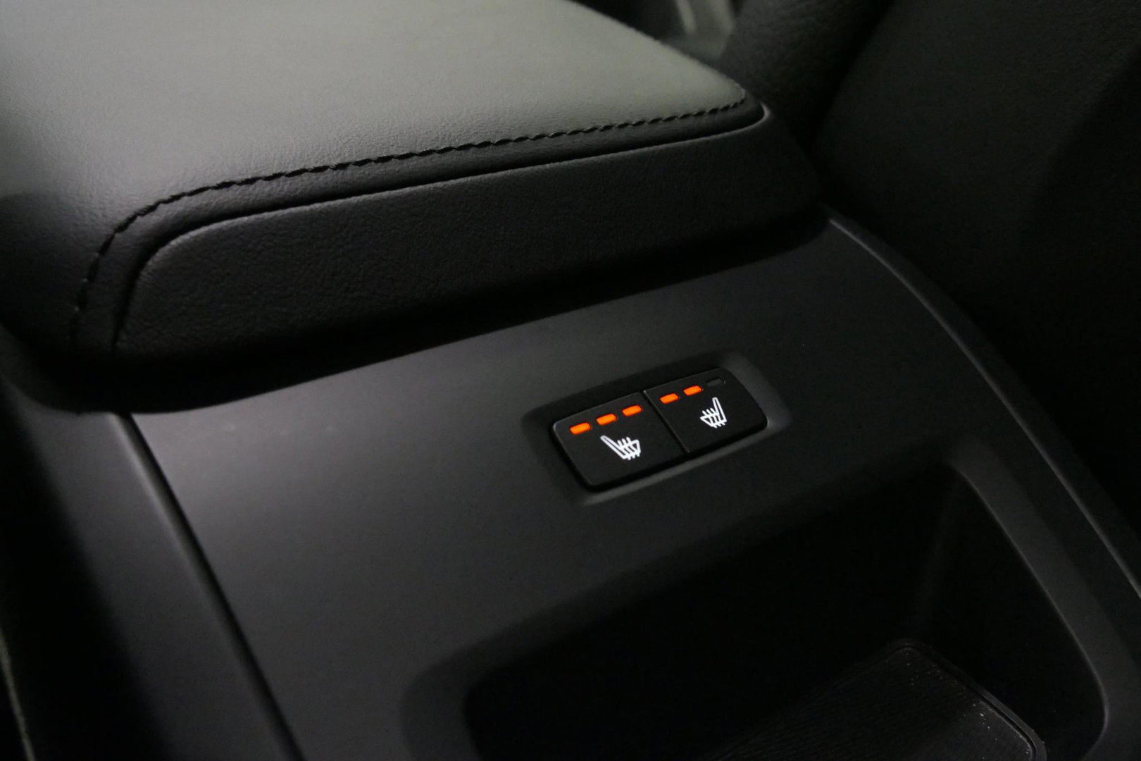 Volvo V60 2.0 B4 Plus Dark / Orig. Nederlands / Harman Kardon Sound System / Elektr. best. stoel + memory / Achteruitrijcamera / Stoelverwarming V + A / Apple Carplay - Android Auto / Elektr. wegklapbare trekhaak / Ambienteverlichting / Stuurwiel verwarming / Black