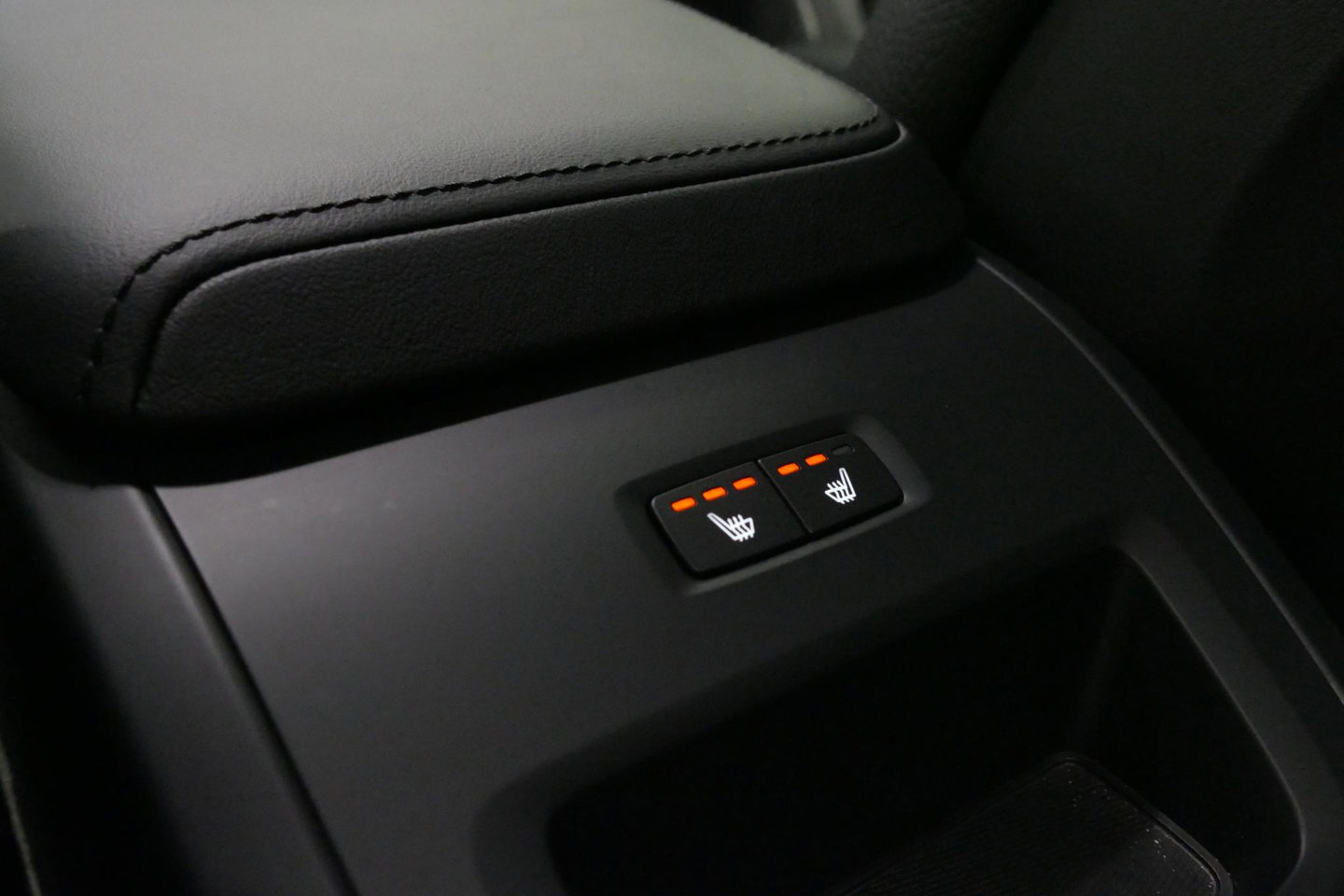 Volvo V60 2.0 B4 Plus Dark / Orig. Nederlands / Harman Kardon Sound System / Elektr. best. stoel + memory / Achteruitrijcamera / Stoelverwarming V + A / Apple Carplay - Android Auto / Elektr. wegklapbare trekhaak / Ambienteverlichting / Stuurwiel verwarming / Black