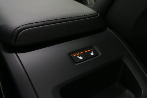 Volvo V60 2.0 B4 Plus Dark / Orig. Nederlands / Harman Kardon Sound System / Elektr. best. stoel + memory / Achteruitrijcamera / Stoelverwarming V + A / Apple Carplay - Android Auto / Elektr. wegklapbare trekhaak / Ambienteverlichting / Stuurwiel verwarming / Black