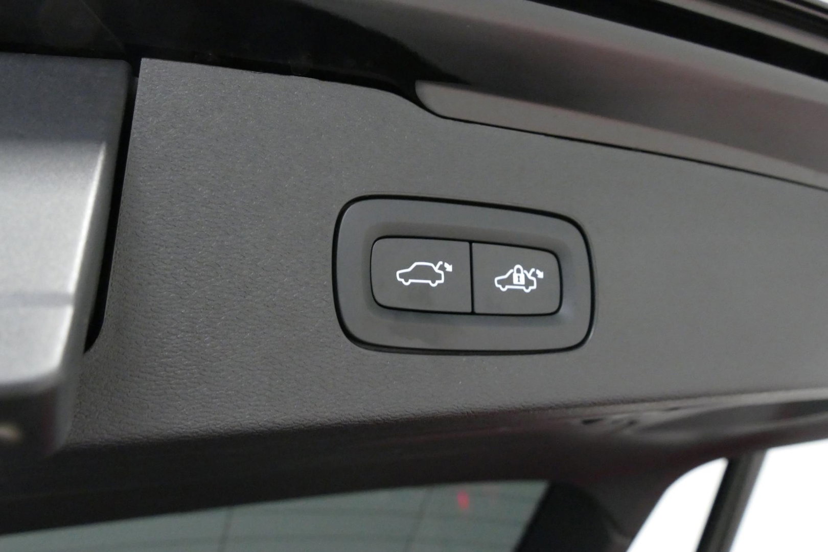 Volvo V60 2.0 B4 Plus Dark / Orig. Nederlands / Harman Kardon Sound System / Elektr. best. stoel + memory / Achteruitrijcamera / Stoelverwarming V + A / Apple Carplay - Android Auto / Elektr. wegklapbare trekhaak / Ambienteverlichting / Stuurwiel verwarming / Black