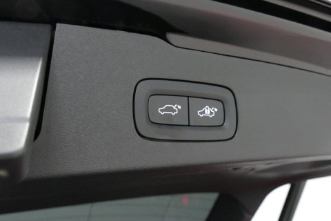 Volvo V60 2.0 B4 Plus Dark / Orig. Nederlands / Harman Kardon Sound System / Elektr. best. stoel + memory / Achteruitrijcamera / Stoelverwarming V + A / Apple Carplay - Android Auto / Elektr. wegklapbare trekhaak / Ambienteverlichting / Stuurwiel verwarming / Black