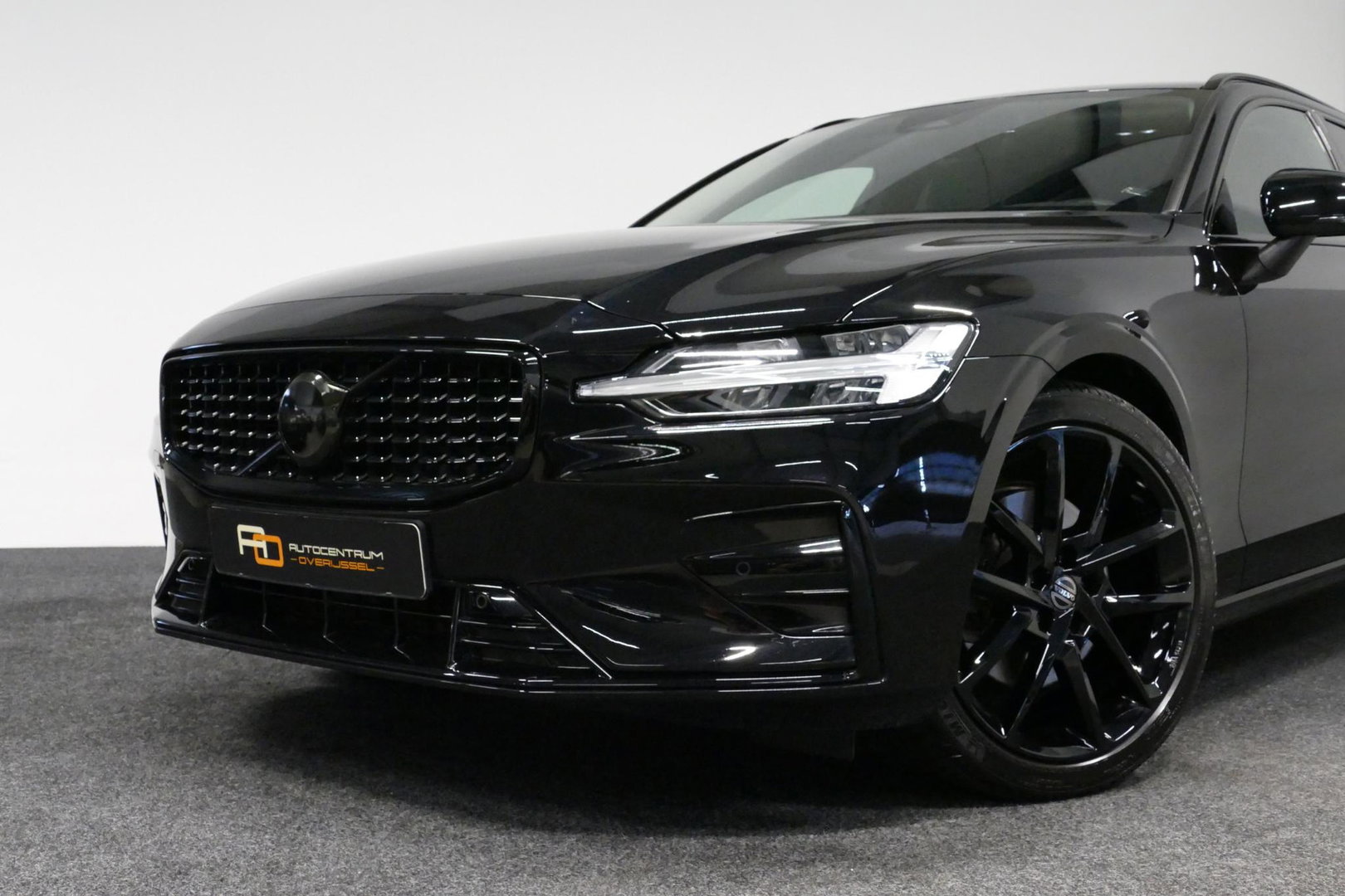 Volvo V60 2.0 B4 Plus Dark / Orig. Nederlands / Harman Kardon Sound System / Elektr. best. stoel + memory / Achteruitrijcamera / Stoelverwarming V + A / Apple Carplay - Android Auto / Elektr. wegklapbare trekhaak / Ambienteverlichting / Stuurwiel verwarming / Black