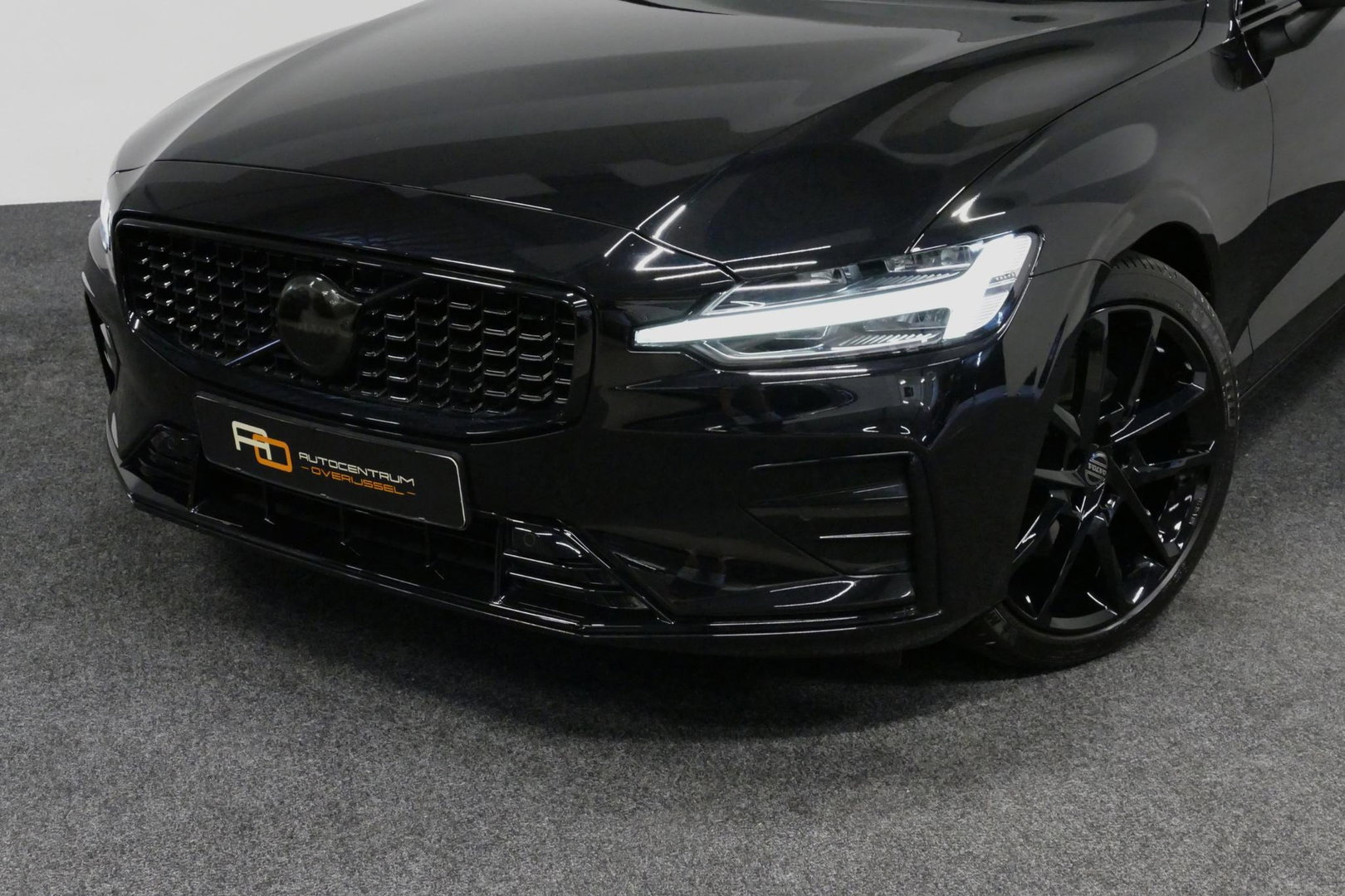 Volvo V60 2.0 B4 Plus Dark / Orig. Nederlands / Harman Kardon Sound System / Elektr. best. stoel + memory / Achteruitrijcamera / Stoelverwarming V + A / Apple Carplay - Android Auto / Elektr. wegklapbare trekhaak / Ambienteverlichting / Stuurwiel verwarming / Black