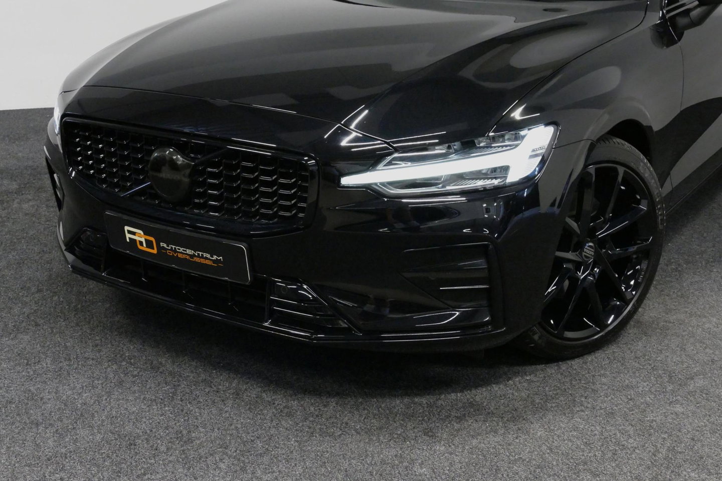 Volvo V60 2.0 B4 Plus Dark / Orig. Nederlands / Harman Kardon Sound System / Elektr. best. stoel + memory / Achteruitrijcamera / Stoelverwarming V + A / Apple Carplay - Android Auto / Elektr. wegklapbare trekhaak / Ambienteverlichting / Stuurwiel verwarming / Black
